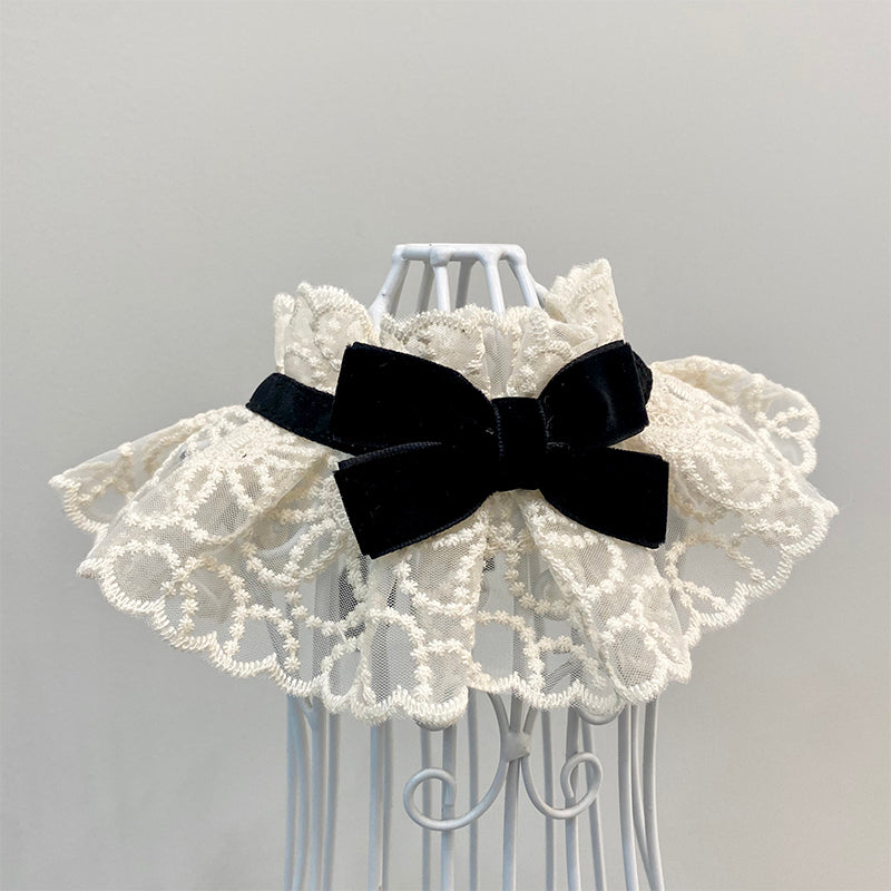 La Collerette: Lace collar with velvet bow