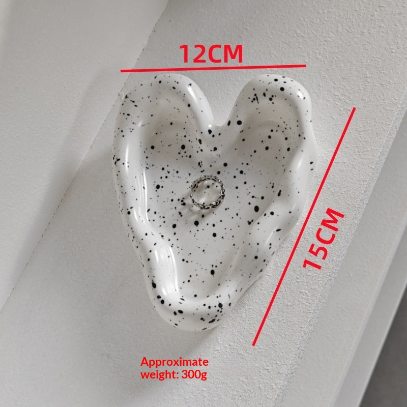 Le Cœur de Pierre: Heart-shaped ceramic catch-all