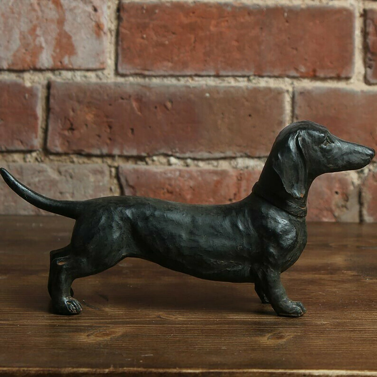 Le Teckel dachshund figurine, other side