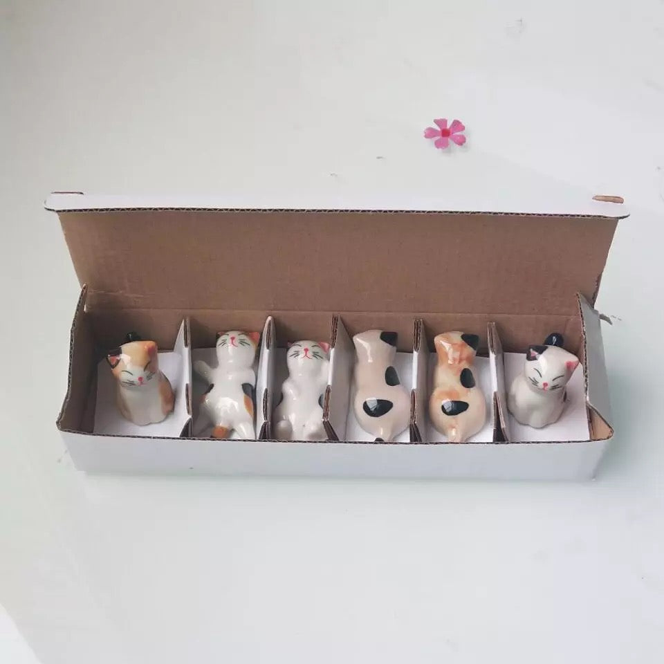 Les Six Chats: Painted porcelain cat rests