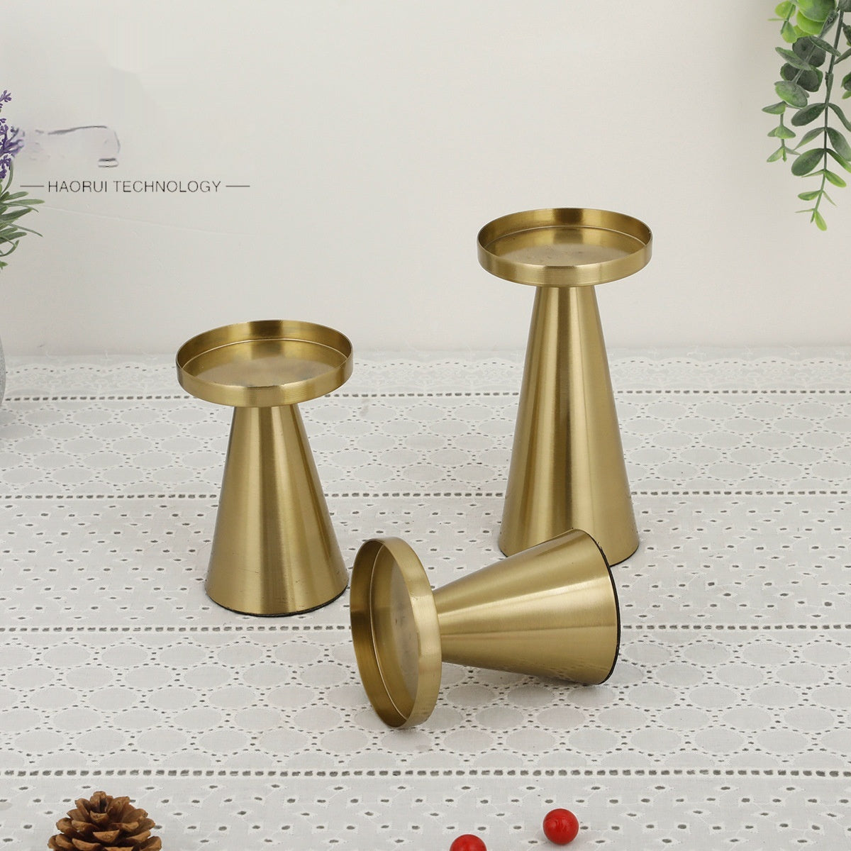Les Trois Cônes, the set of three candle holders