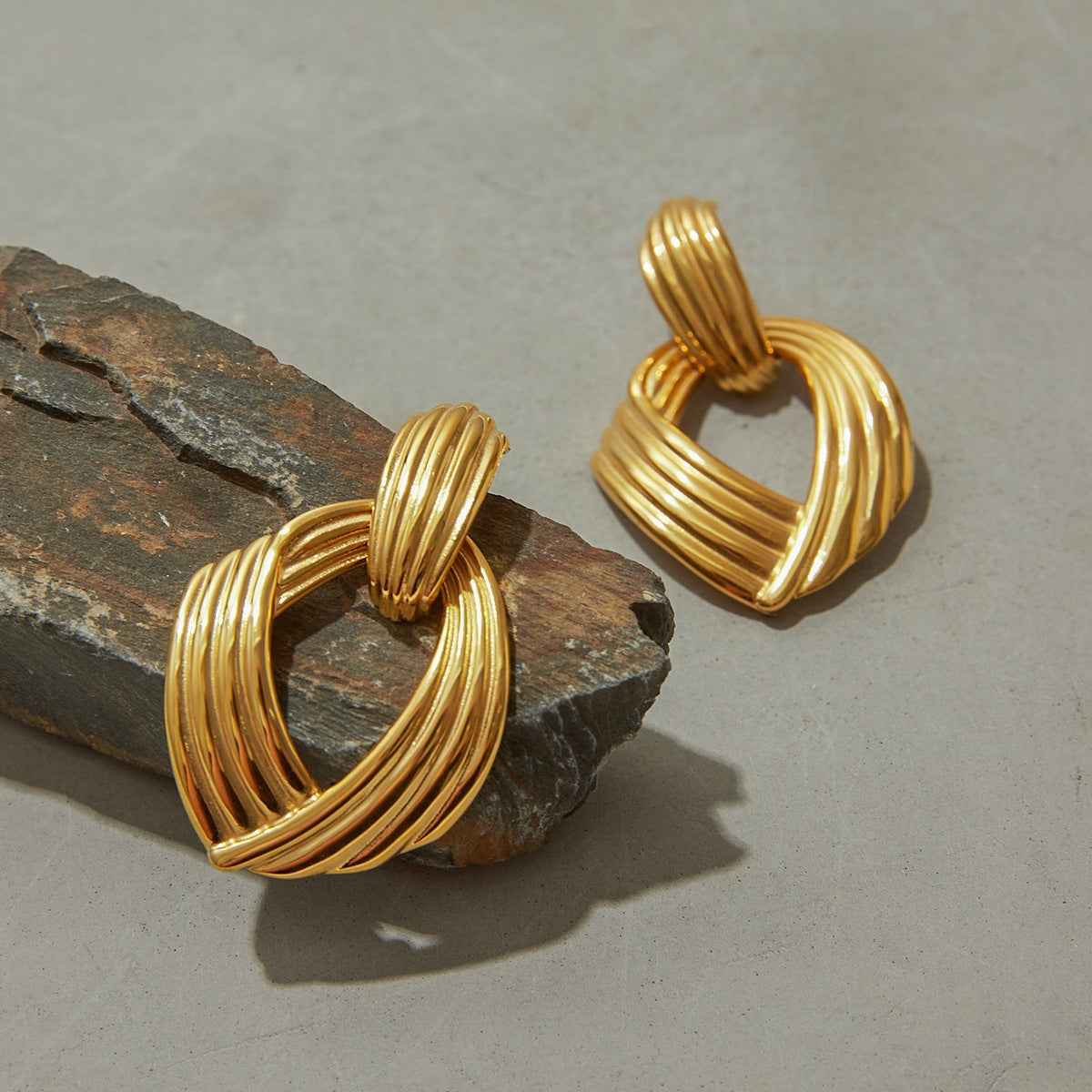 Le Ruban d'Or earrings on stone