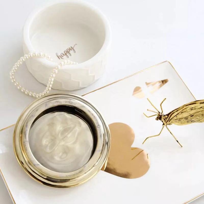 L'Abeille jar open, seen from above